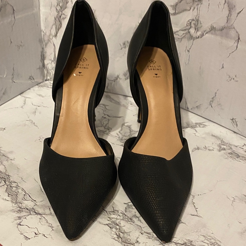 Pre-Owned, Women’s Size 7 Call It Spring Vegan Black Pointed Heels